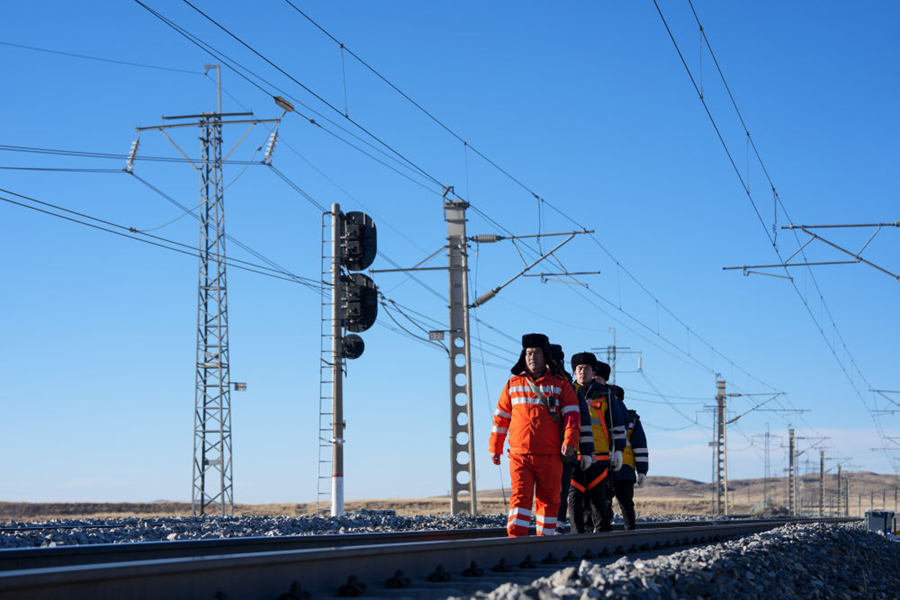 青海湖畔“灯光师”