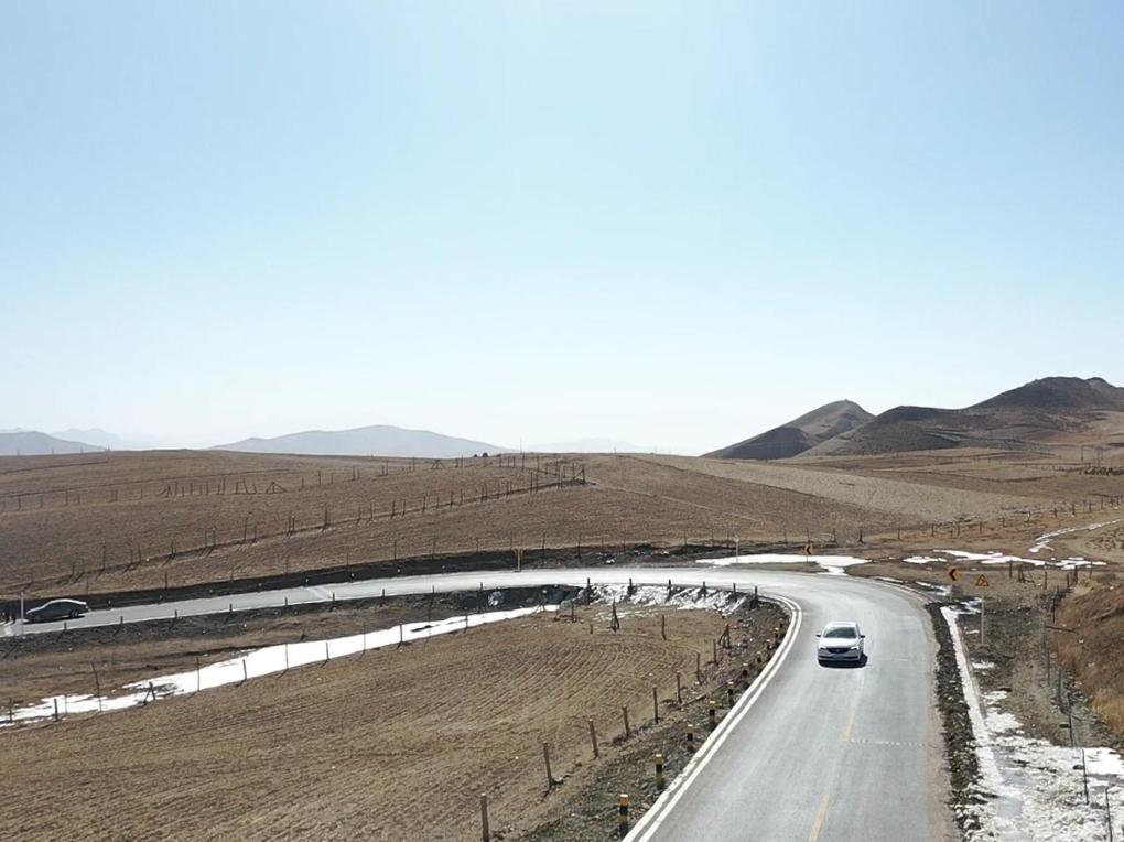 新春走基层|路通年丰日子甜——青海海东一条公路背后的新年新图景